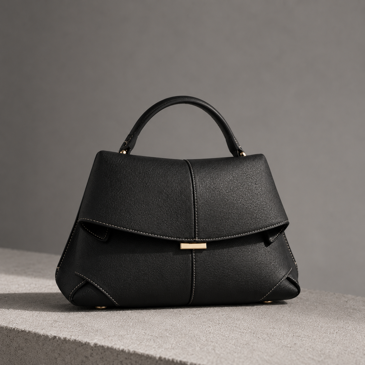 Violette | Sac Structuré aux Surpiqûres Dorées